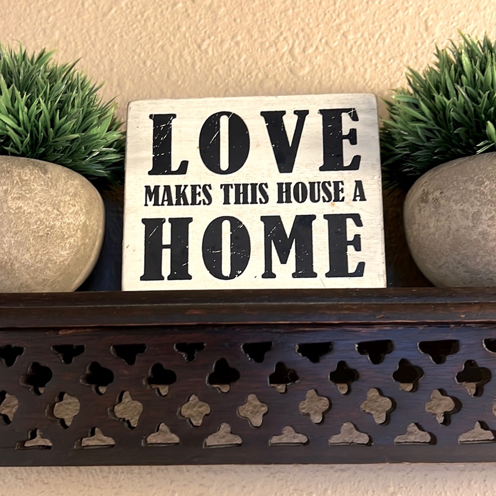 Wooden box sign/distress NWT “love makes this house a home”